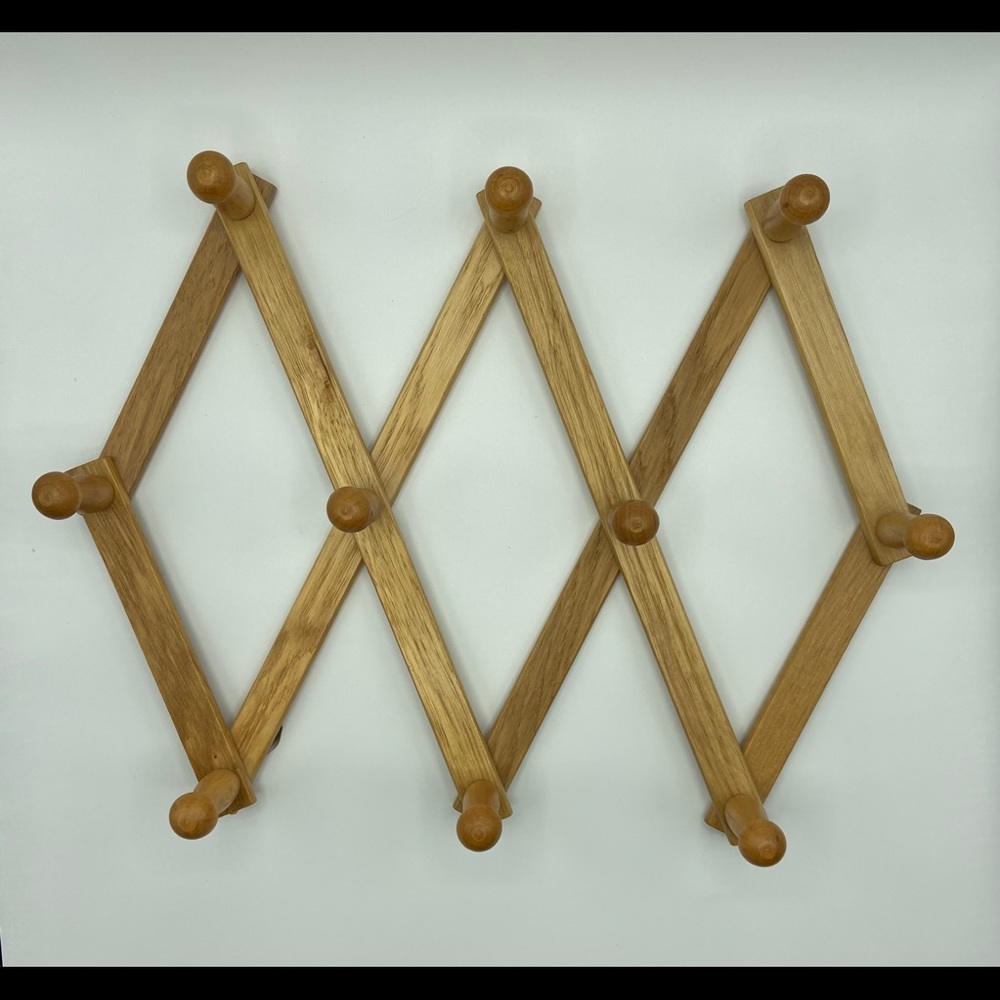 Accordion peg rack